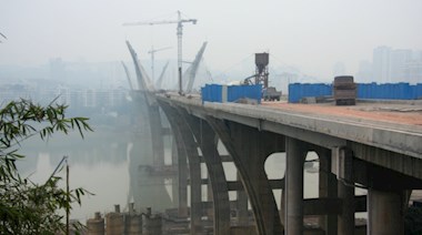 國窖長江大橋及東岸互通式立交橋工程建設(shè)進(jìn)展順利